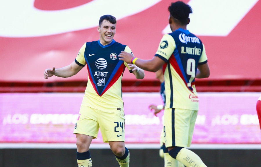 Federico Viñas celebra su gol con Roger Martínez