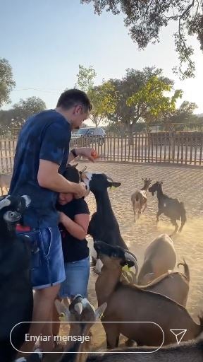 Héctor Herrera con su hija alimentando a los animales