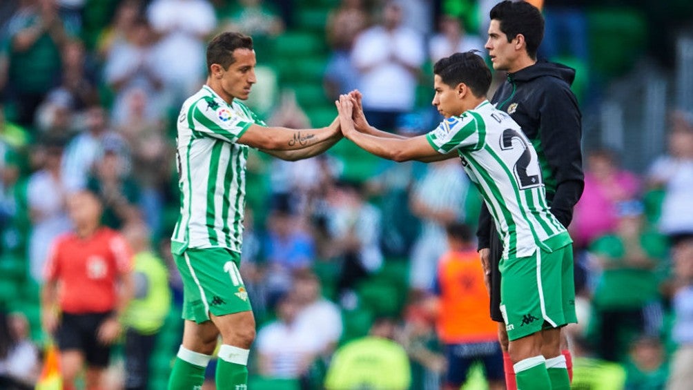 Lainez y Guardado en celebración de gol