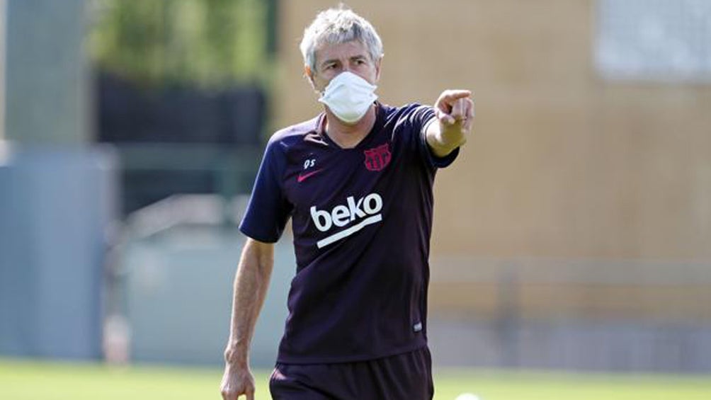 Quique Setién durante un entrenamiento del Barcelona 