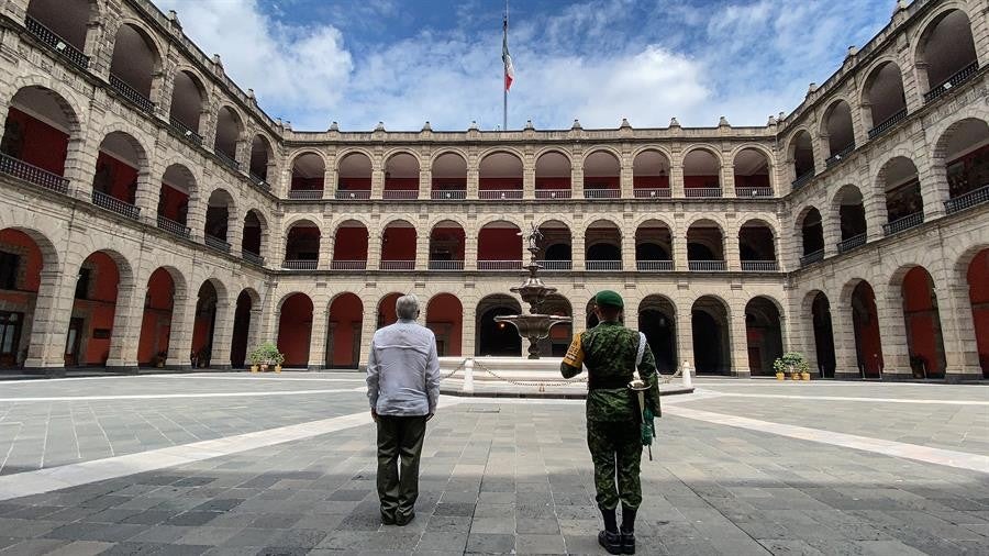 AMLO monta guardia en el Palacio Nacional