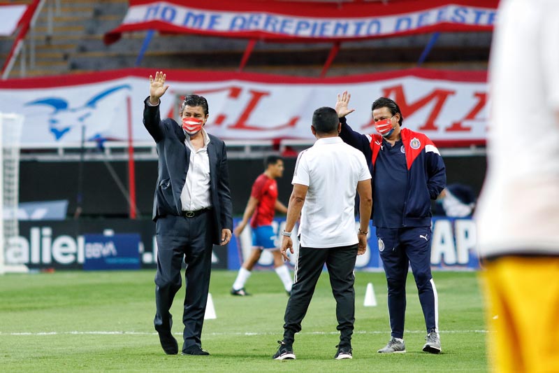 El técnico saludando desde la cancha