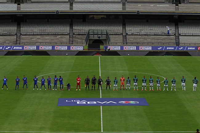 Jugadores de Cruz Azul y León antes de su juego en CU