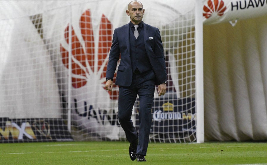 El técnico español llegando entrando a la cancha del Estadio Azteca