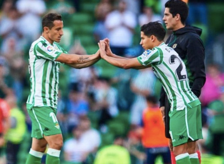 Guardado saliendo del campo por Diego Lainez 