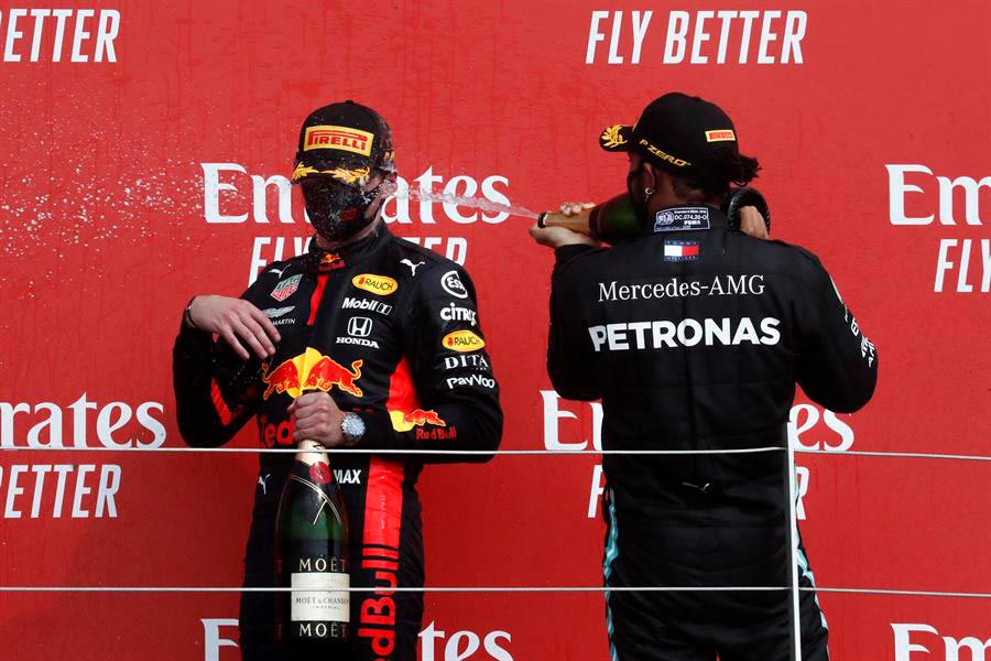 El holandés y Lewis Hamilton celebrando su triunfo en Silverstone