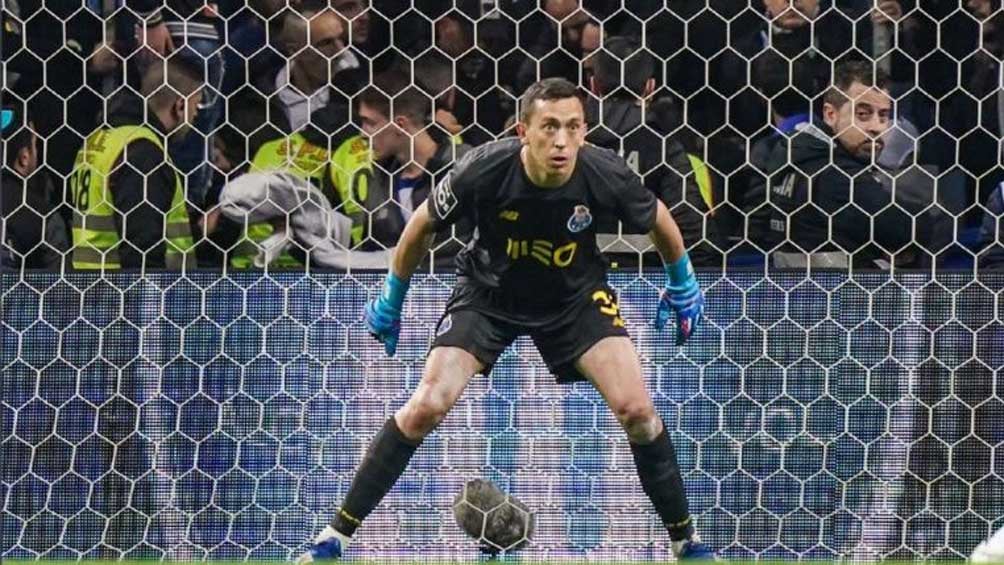 Marchesin atento en el clásico ante Benfica