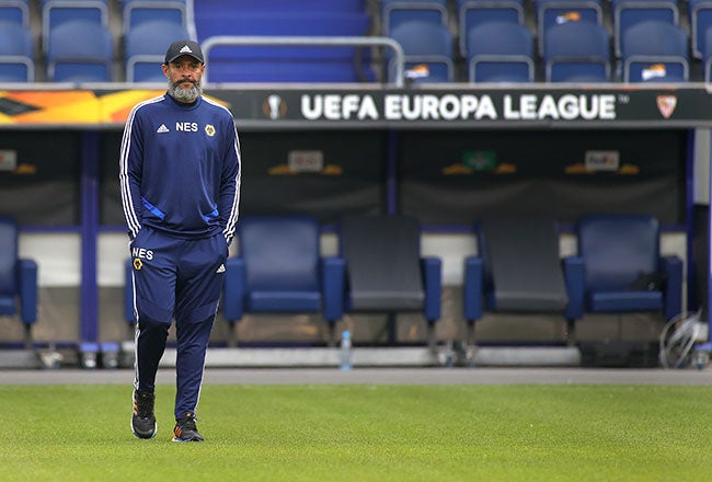 Nuno Espirito Santo observa una práctica de los Wolves