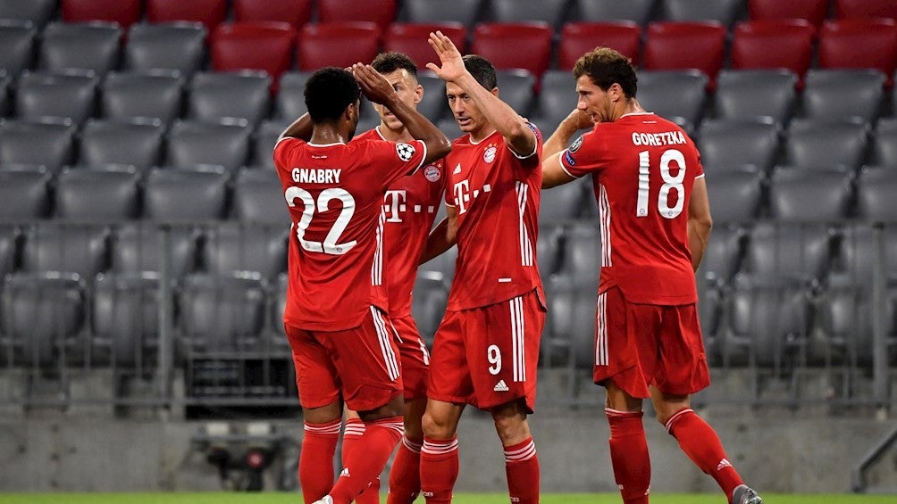 Jugadores del Bayern celebran gol ante Chelsea