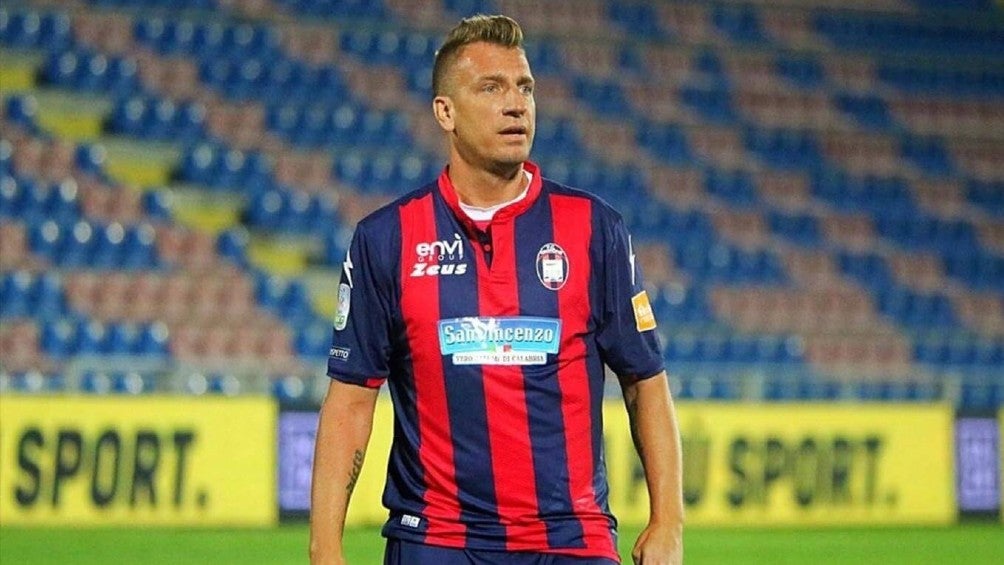 Maxi López durante un partido con Crotone