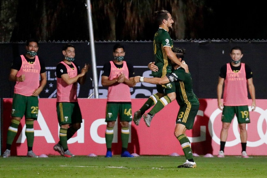 Jugadores de Portland Timbers celebran un gol