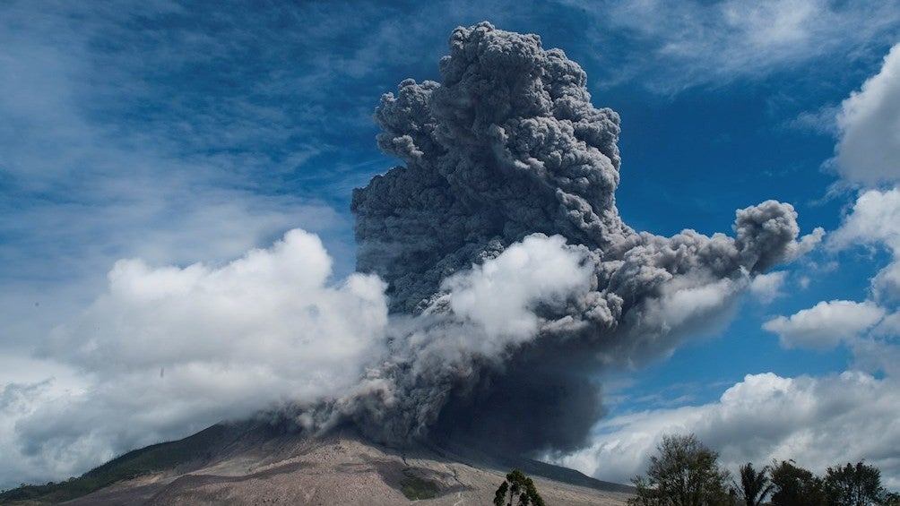 Volcán Sinabung en Indonesia hizo erupción este lunes