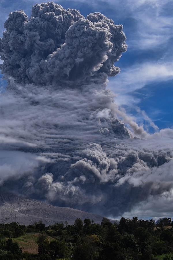 Volcán Sinabung en Indonesia hizo erupción este lunes