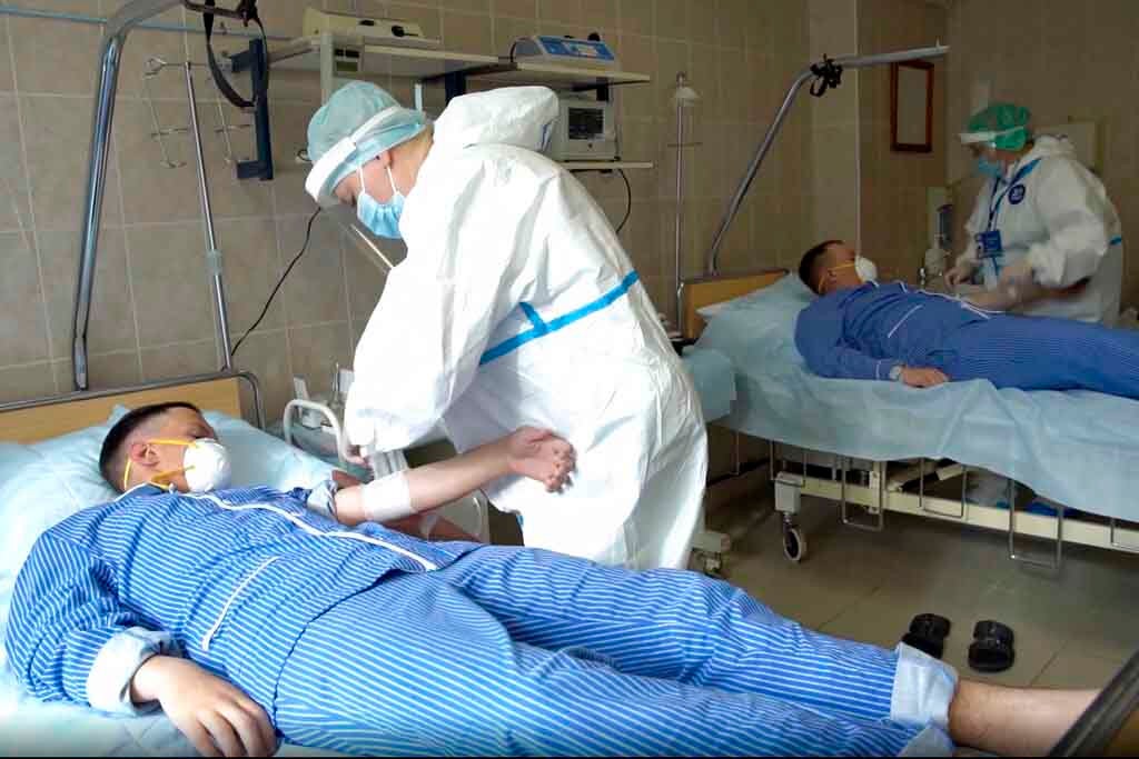 Médicos rusos atienden a sus enfermos