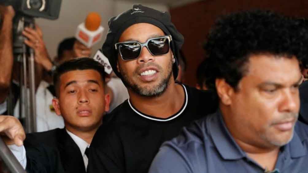 Ronaldinho saliendo de la cárcel 