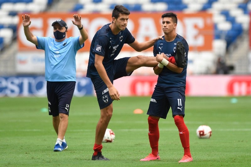 Montes estirando antes del juego ante Santos 