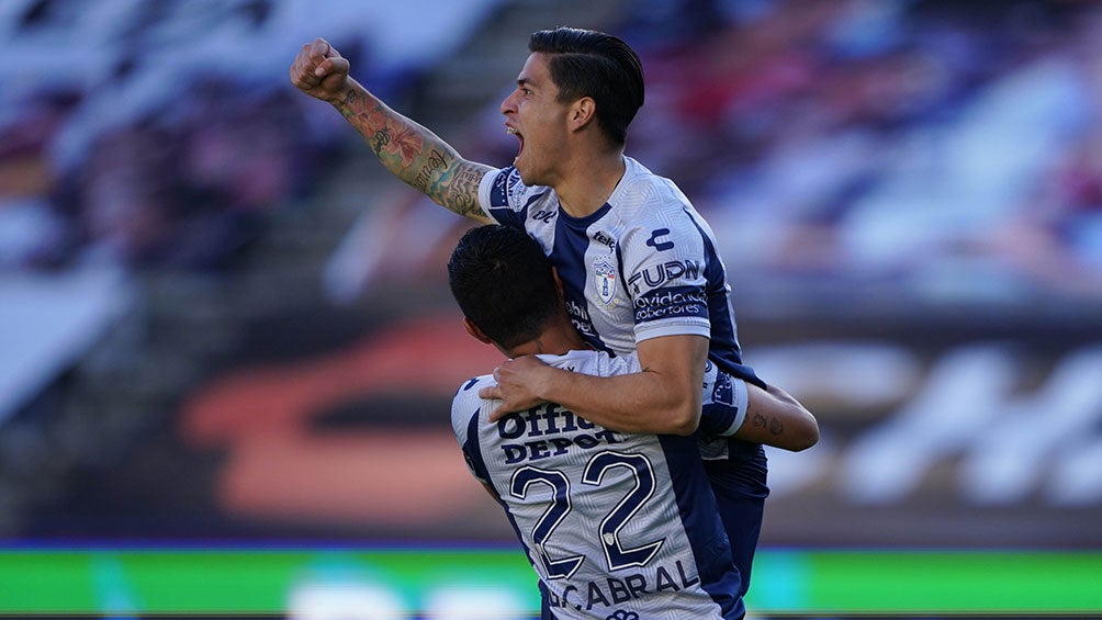 Dávila festeja un gol con Pachuca