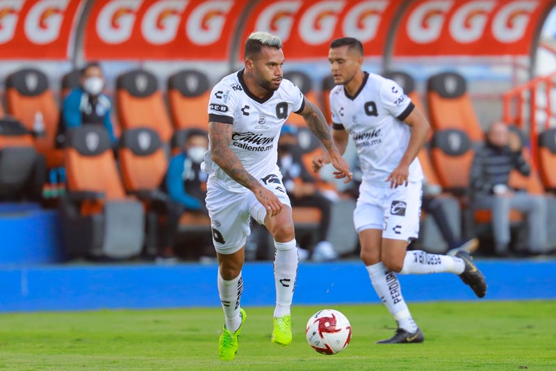 El defensor en acción con Gallos