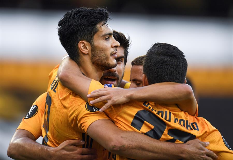 El mexicano celebra un gol con Wolverhampton