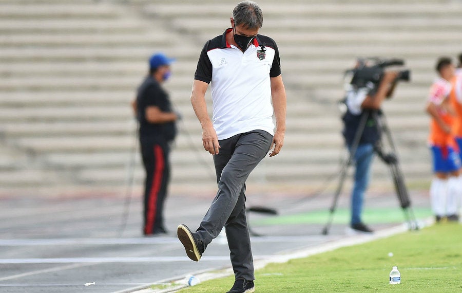 Gabriel Caballero molesto durante juego ante Chivas