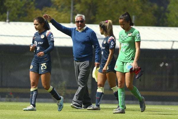 Leonardo Cuéllar en un partido del América