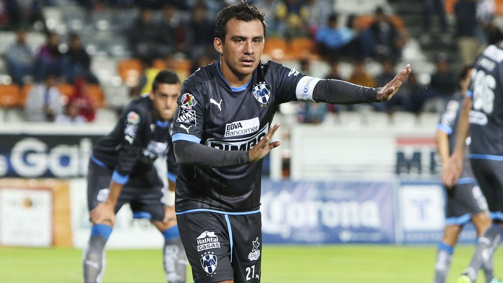 Luis Ernesto Pérez durante un duelo con Rayados en Liga MX