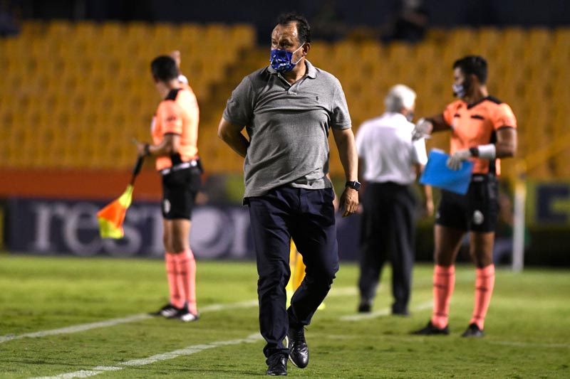 El técnico de La Franja durante el partido en el Volcán