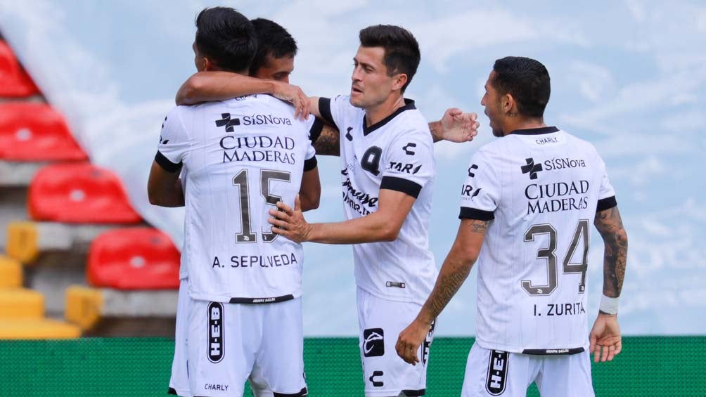 Jugadores queretanos festejan el gol contra Cruz Azul