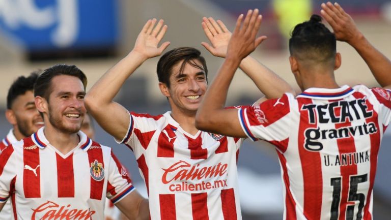 Jugadores de Chivas festejan un gol contra Juárez