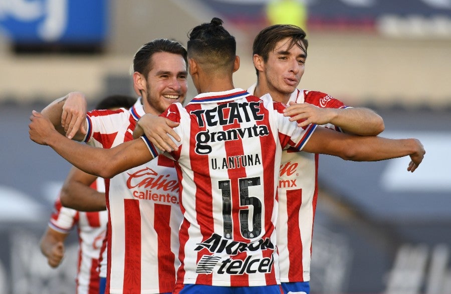 Jugadores de Chivas celebran gol ante Juárez