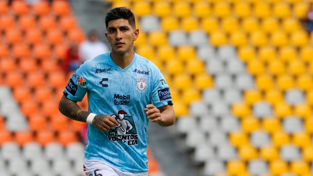 Víctor Guzmán durante un partido con Pachuca