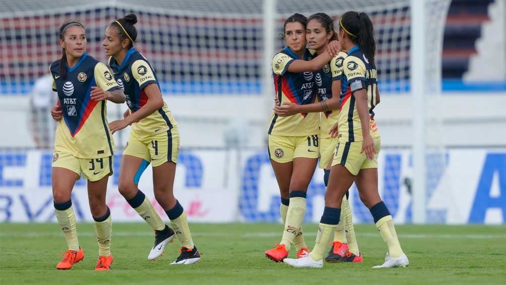 Jugadoras de las Águilas festejan una diana contra La Máquina