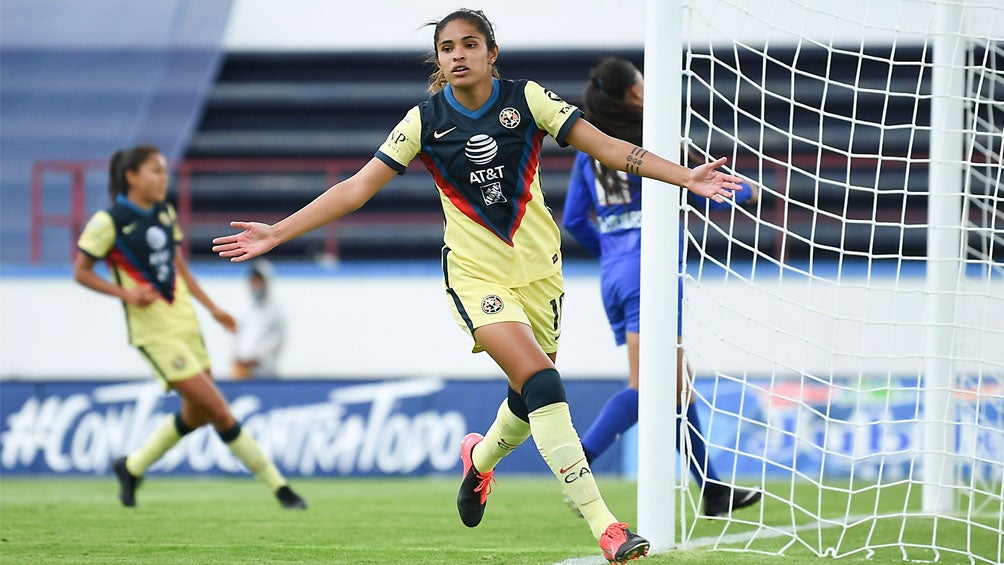 Daniela Espinosa festeja una anotación contra Cruz Azul