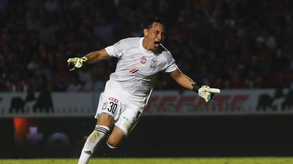 Aarón Fernández durante un partido con Tigres