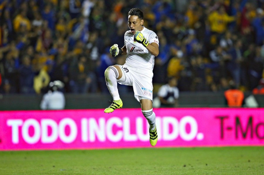 Aarón Fernández durante un partido con Tigres