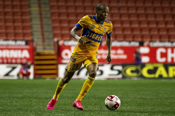 Luis Quiñones durante un juego de Tigres