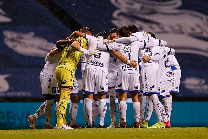 Elementos del Puebla previo al duelo ante Pachuca 