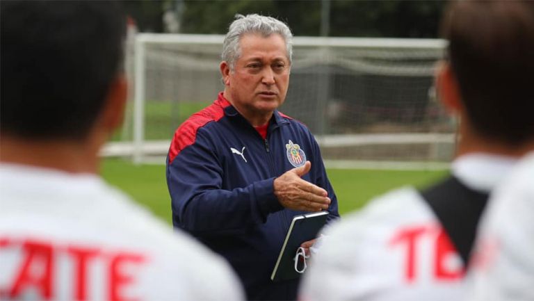 Víctor Manuel Vucetich en práctica con Chivas