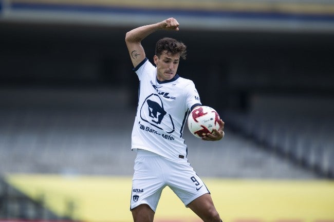 Dinenno juega con el balón en un juego de la UNAM