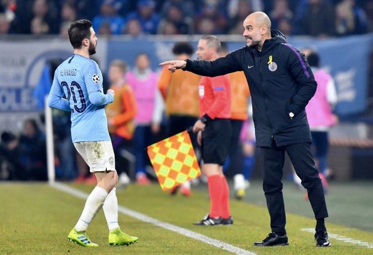 Silva hablando con Pep Guardiola en un juego del City 