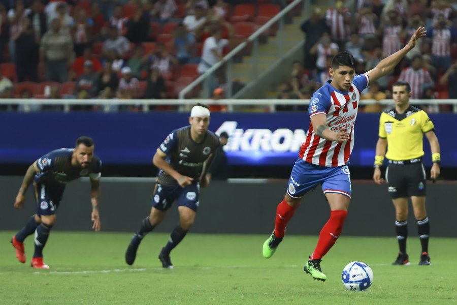 Alan Pulido y su peculiar estilo de cobrar penaltis