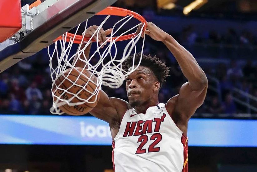 Jimmy Butler clavando el balón 