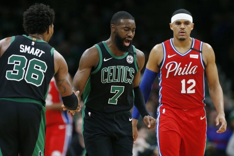 Jugadores de Celtics y 76ers durante un partido