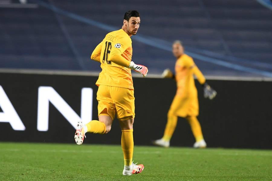 Sergio Rico entrando de cambio por Navas