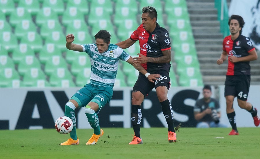 Jesús Isijara pelea el balón ante Alan Cervantes