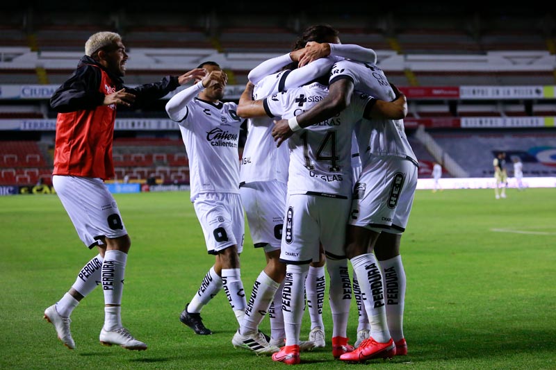 Jugadores de Gallos celebrando un gol contra América