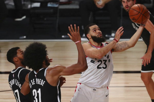 VanVleet intenta encestarle a los Nets