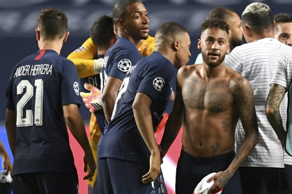 Neymar celebrando el triunfo del PSG tras intercambiar playera