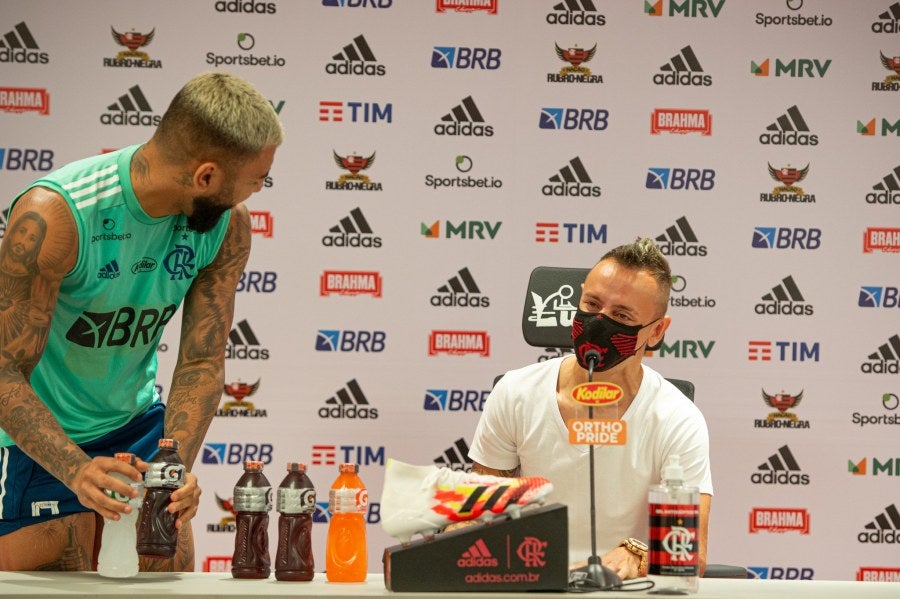 Gabigol se despide de Rafinha en conferencia de prensa