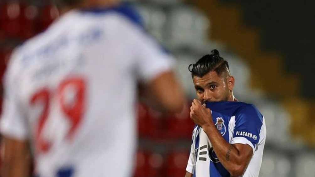 Tecatito tras una falla en el partido contra el Aves 